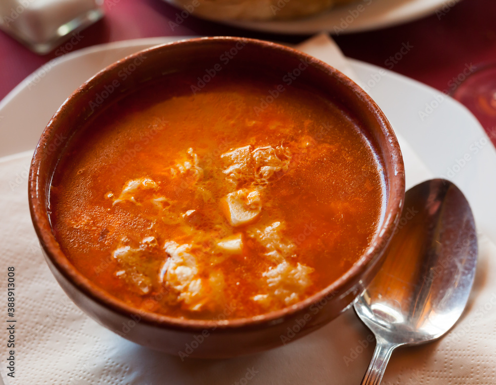 Stringy Soup Stock-Foto „Clay bowl of Castilian garlic soup rich with bread, stringy ...
