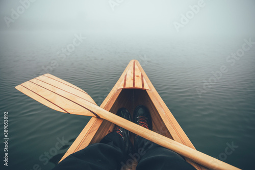Fotografía Winter canoeing. Canoe bow and paddle on the foggy lake
