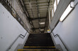 © Westwind - Treppe zum Bahnsteig an Bahnhof - Stockfoto