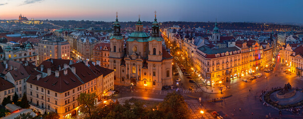 Wall Mural - PRAGUE, CZECH REPUBLIC - OCTOBER 17, 2018: The panorama with the St. Nicholas church,   Staromestske square and the Old Town at dusk.