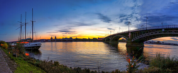 Wall Mural - Mainz am Rhein im Sonnenuntergang