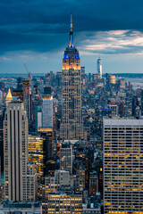 Wall Mural - Close up view of the Empire State Building and New York City skyline on a beautiful evening with city lights