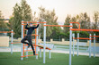 © Paco Perpiñan - Persona entrenando al aire libre en un parque de barras, fitness
