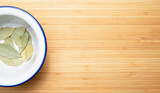 Fototapeta  - liść laurowy na białym talerzu