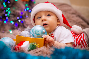 Wall Mural - child in santa claus hat surprised at gifts