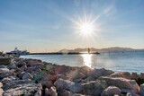 Fototapeta Tulipany - Coucher de soleil sur la baie et le phare du port de Cannes