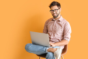 Canvas Print - Man with laptop studying online on color background