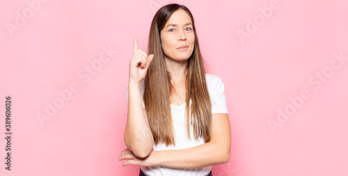 Cuadros en Lienzo young pretty woman feeling like a genius holding finger proudly up in the air af