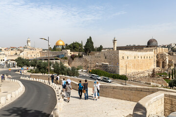 Wall Mural - A group of tourists walking towards the Temple Mount in the old city of Jerusalem, Israel