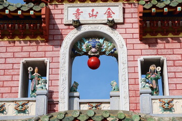 Wall Mural - Hoi An, Vietnam, October 29, 2020: Detail of the main door of the Assembly Hall Of Fujian Chinese Temple in Hoi An