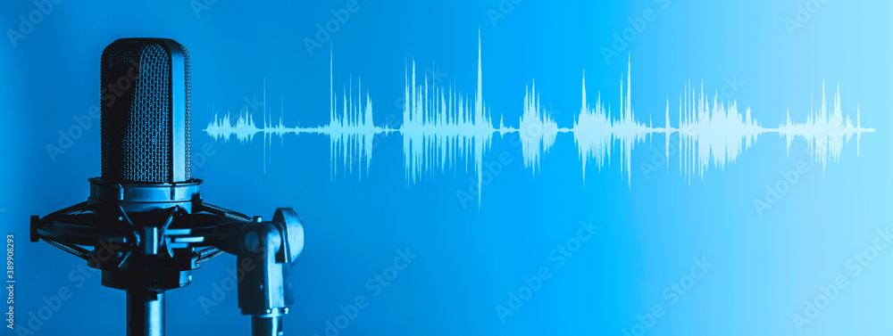 Microphone with waveform on blue background, broadcasting or podcasting banner - obrazy, fototapety, plakaty 