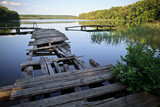 Fototapeta Pomosty - Zniszczony pomost nad jeziorem