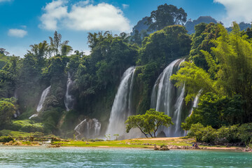 Wall Mural - The beautiful and magnificent Detian Falls in Guangxi, China