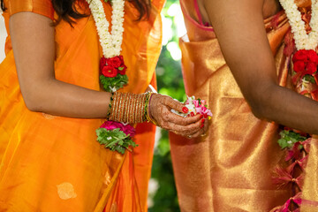 Canvas Print - Orange silk saree , bride , traditional Hindu wedding , India	