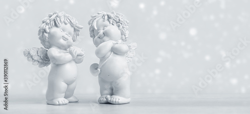 Cuadros en Lienzo Two adorable toy cherub baby angels on a snowy Christmas Day