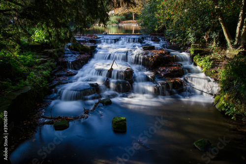 Cuadros en Lienzo Long exposure of Carshalton Ponds Waterfall in Grove Park, Sutton, London, Engla