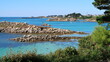 Paysage de mer et de côte sur l’île de Batz, au large de Roscoff dans la baie de Morlaix, en Bretagne, avec une eau bleu turquoise (France)