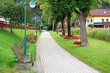 Parkbank in einem öffentlicher Parkanlage in Niederösterreich, Schneeberg Puchberg, im Frühjahr Sommer