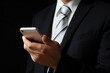 © Paylessimages - スマートフォンを見るビジネスマン