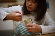 © yamasan - 缶詰が開けられず指が痛む女性