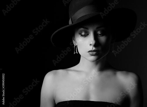 Cuadros en Lienzo Beautiful makeup woman with elegant healthy neck, nude back and shoulder on black background in fashion hat with empty copy space
