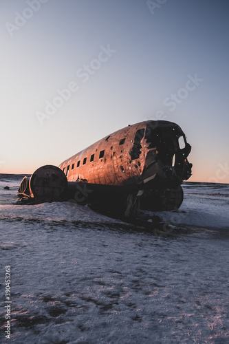 Fotomural The wreckage of a plane in Iceland. Douglas Super DC-3 Dakota