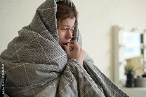 Fotografía A woman is freezing and wrapped in a blanket in bed to keep warm