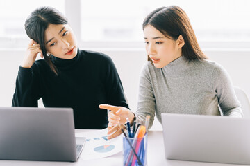 Wall Mural - The two businesswoman are discussing the work
