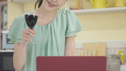 Wall Mural - オンライン飲み会をする若い女性