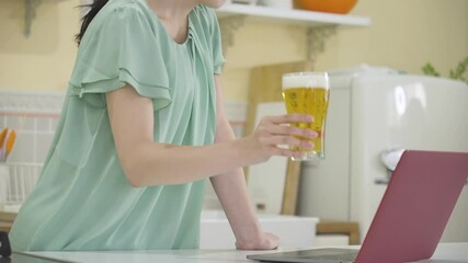 Wall Mural - オンライン飲み会をする若い女性