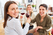 © Robert Kneschke - Glückliche Gruppe Frauen als Freundinnen zusammen bei Glas Rotwein