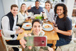 © Robert Kneschke - Studenten machen Selfie mit Smartphone vom gemeinsamen Essen