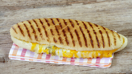 panini au fromage sur une table