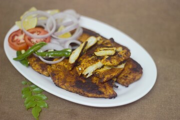 Wall Mural - Pan fried chicken served with onions and tomato