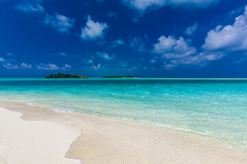 Wall Mural - white sandy beach in maldives with amazing blue lagoon