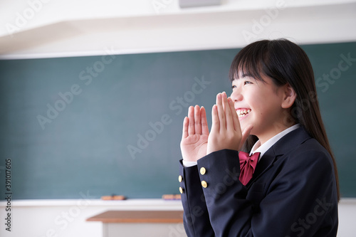 教室で声援を送る日本人女子中学生stock Photo Adobe Stock 教室で声援を送る日本人女子中学生stock Photo Adobe Stock