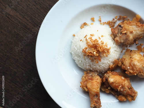 Fotografía Steamed rice with crispy deep-fried chicken wings and garlic