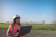 © Ronald Rampsch - Arbeiterin mit Laptop im Windpark