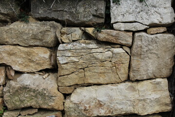 Unregelmäßige Natursteinmauer