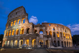 Fototapeta Londyn - Colosseum Amphitheatre By Night In Rome, Italy