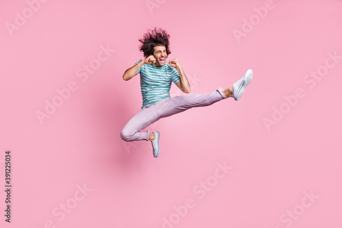 Fotografía Full length photo of handsome young guy dressed casual clothes jumping fighting