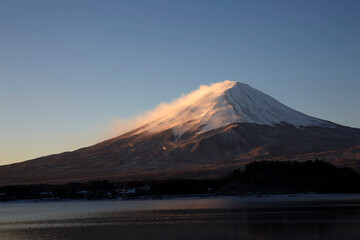 Poster - 河口湖から望む富士山の夜明け