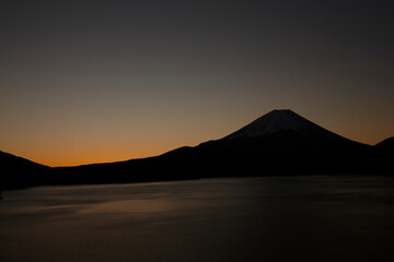 Wall Mural - 本栖湖から富士山の日の出