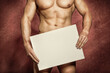 © drewsdesign - nackter Mann hält Schild