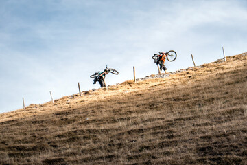 Wall Mural - Auf dem Weg zum Gipfel, Extremsport mit Mountainbike auf dem Rücken, danach Downhill vom Stockhorn, Berner Oberland, Schweiz