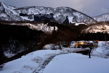 Sticker - 朝焼けの光を浴びた雪山