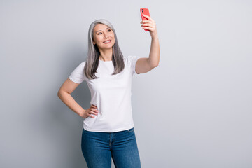 Poster - Photo of shiny sweet old woman dressed casual outfit making selfie phone isolated grey color background