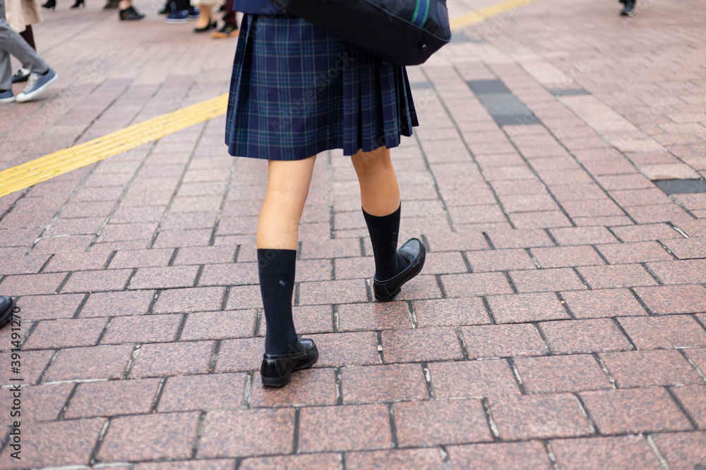 渋谷を歩く女子高生の足元 Fototapety 渋谷を歩く女子高生の足元 Fototapety