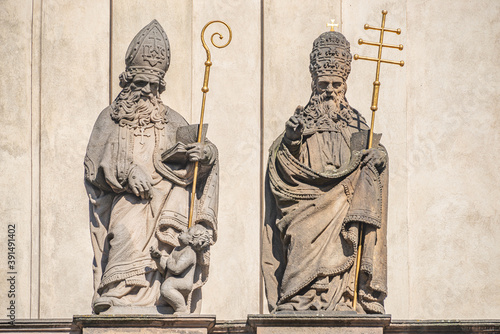 Fotografía Ancient decorative top facade statues of priests, bishops at Saint Salvator chur
