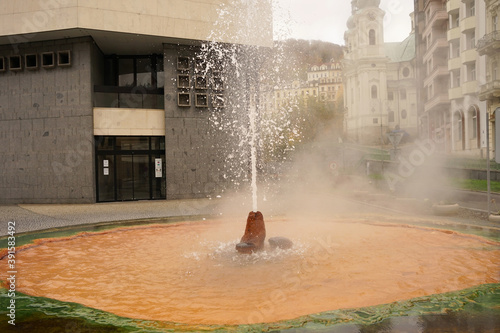 Fotografía Thermal geyser (Vridlo) in front of spa building, Karlovy Vary, Czech Republic
